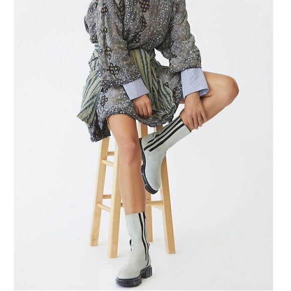 NEW FREE PEOPLE LUG CHELSEA BOOT IN GREY 9.5 - Picture 2 of 6